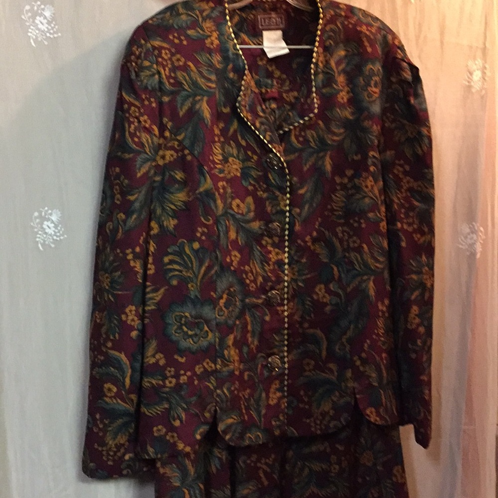 Skirt suit